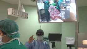 Uno de los cirujanos del Hospital Gregorio Marañón utilizando la tecnología de la española 6DLab.