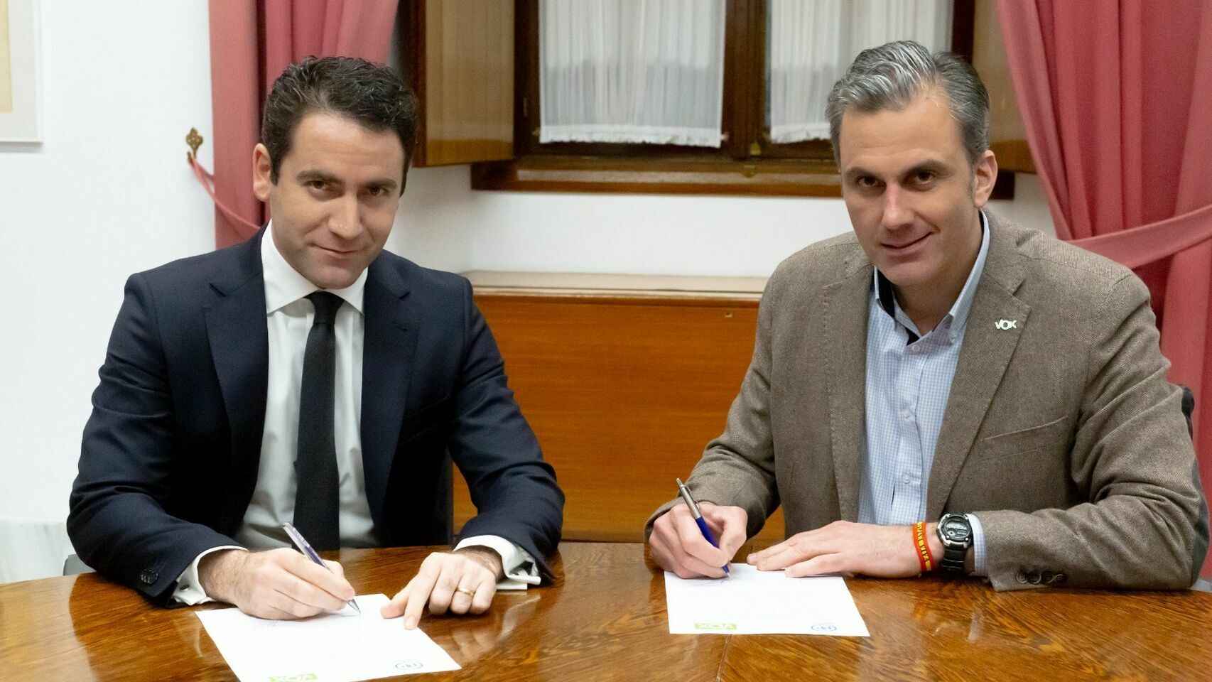 Los números 'dos' de PP y Vox a nivel nacional, Teodoro García Egea y Javier Ortega Smit, firman el acuerdo andaluz.