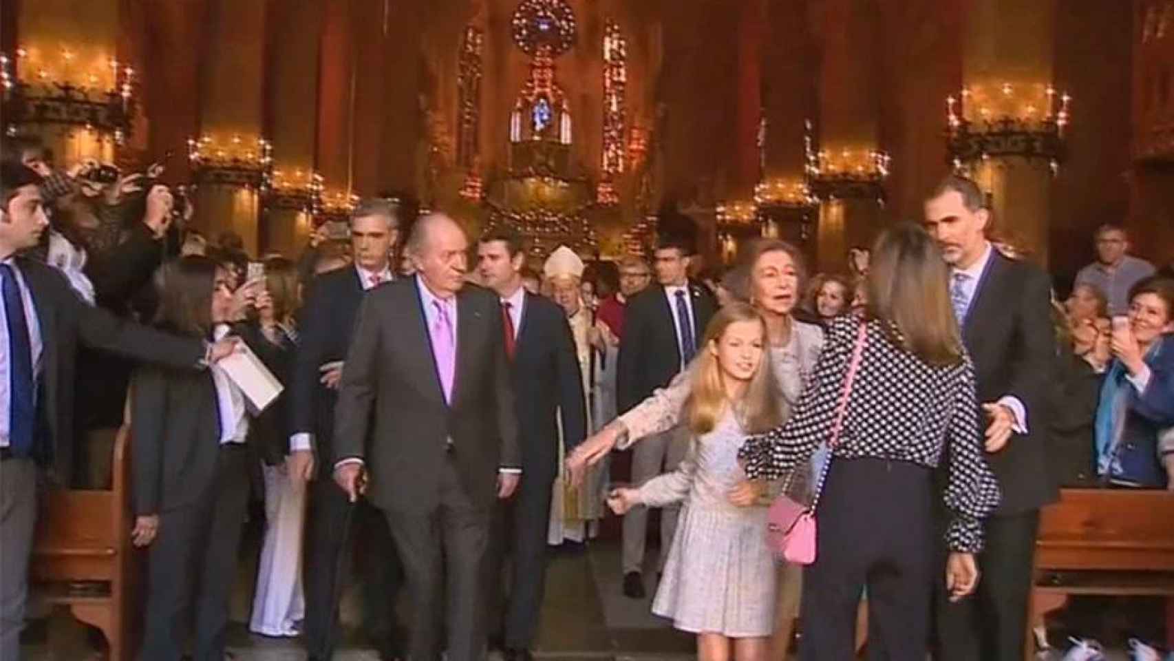 La reina Letizia no deja a Sofía hacerse una foto con sus nietas.