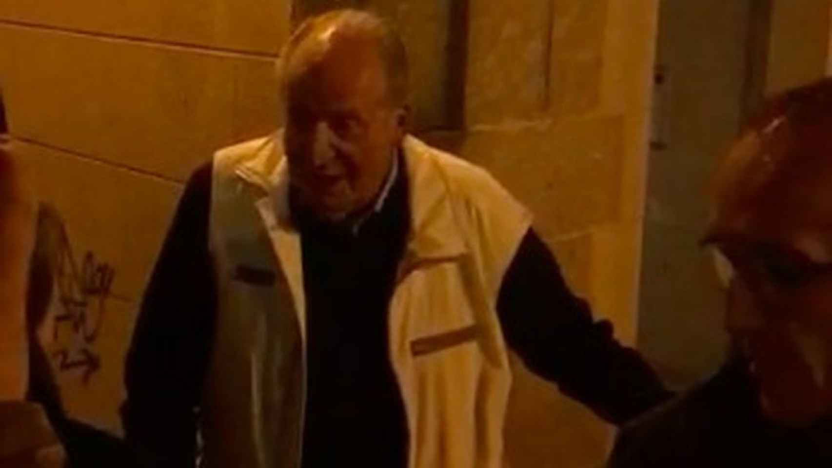 El rey emérito Juan Carlos tras salir el pasado viernes de una taberna del centro de Vigo.