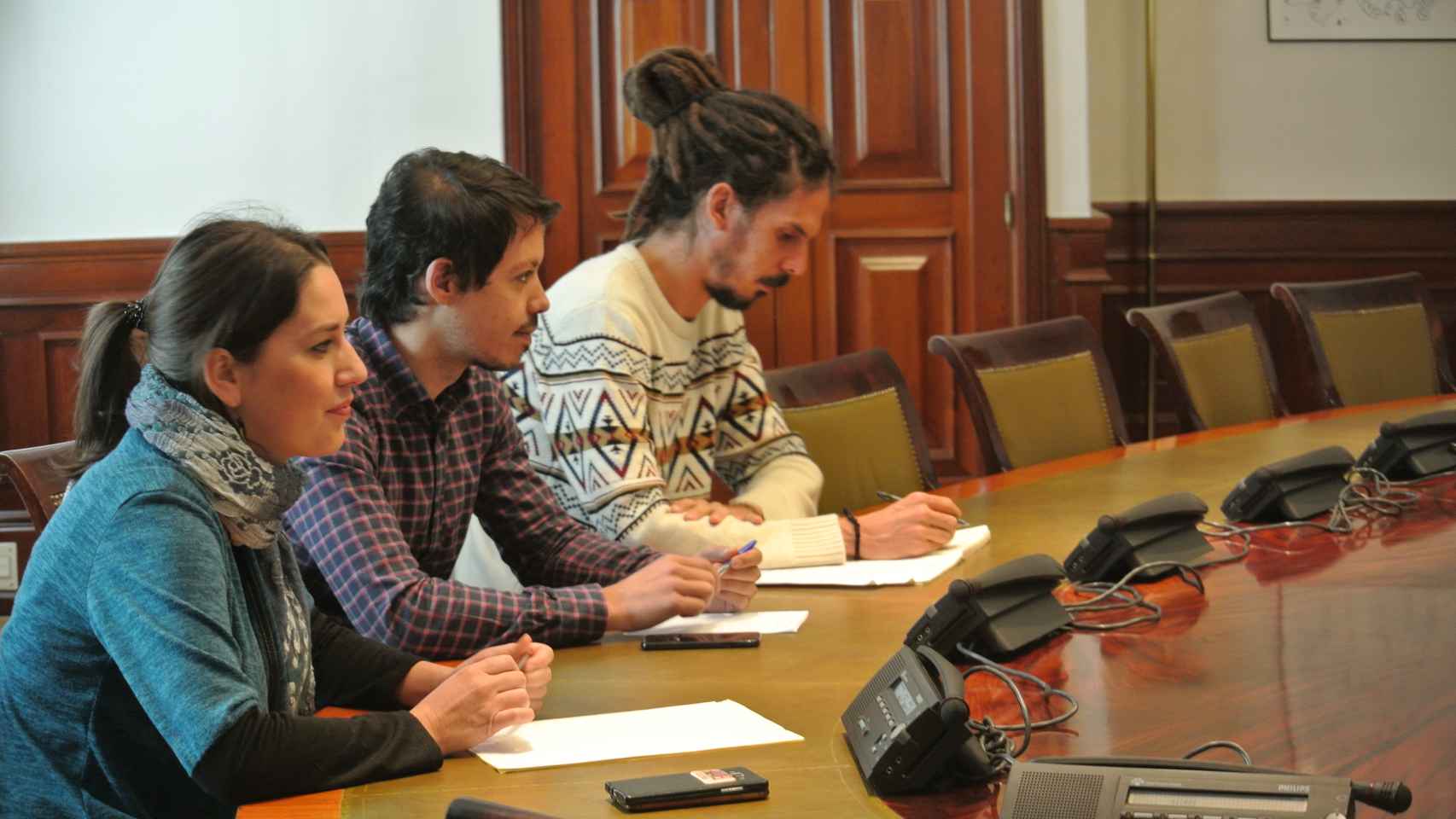 Los diputados de Podemos Ana Marcello, Segundo González y Alberto Rodríguez, reunidos con trabajadores de cuencas mineras en el Congreso.