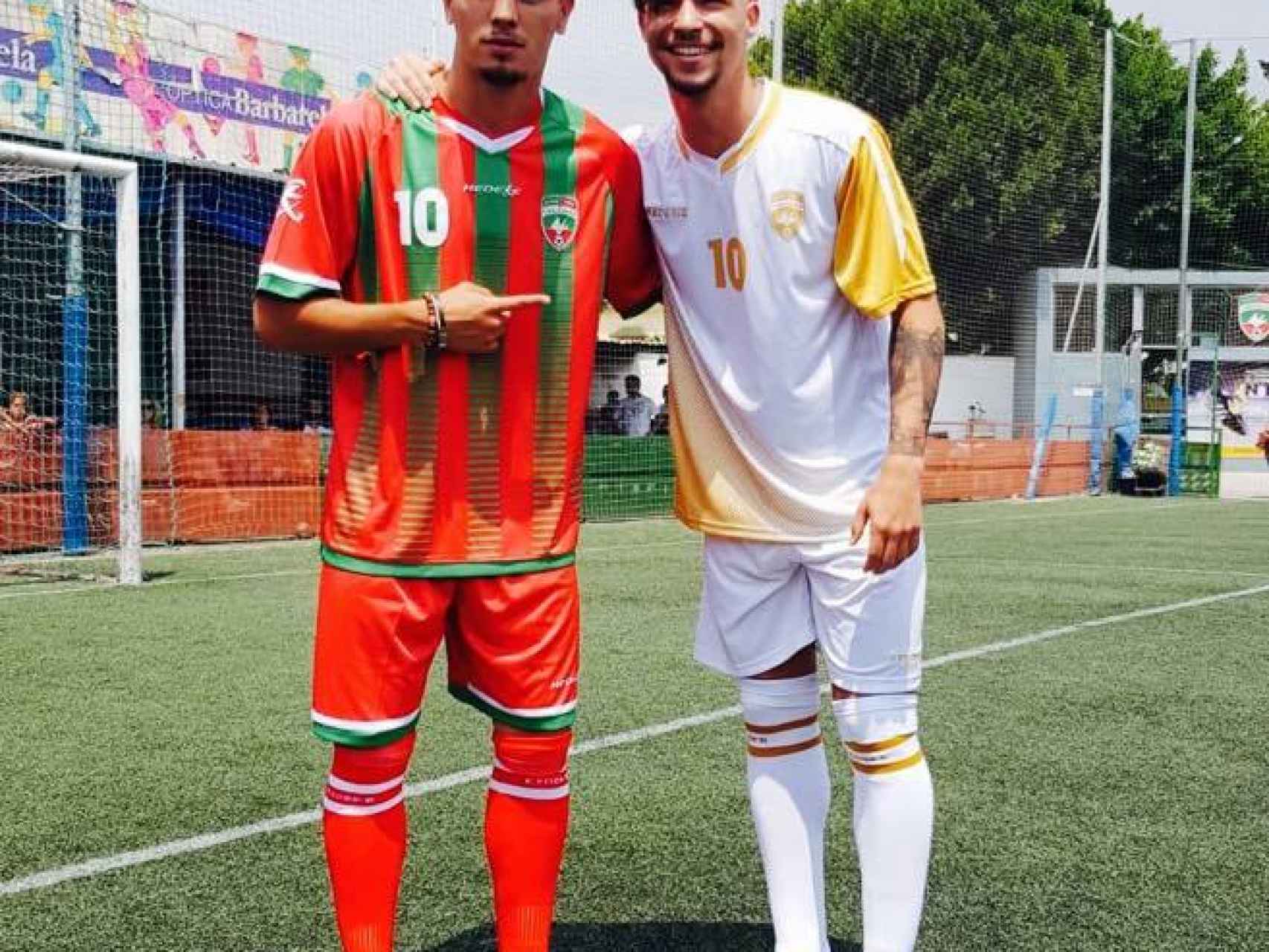 Brahim Díaz y Dani Sánchez (Juvenil A del Real Madrid) con la camiseta del Tiro Pichón. Foto: Facebook (CD Tiro Pichón)