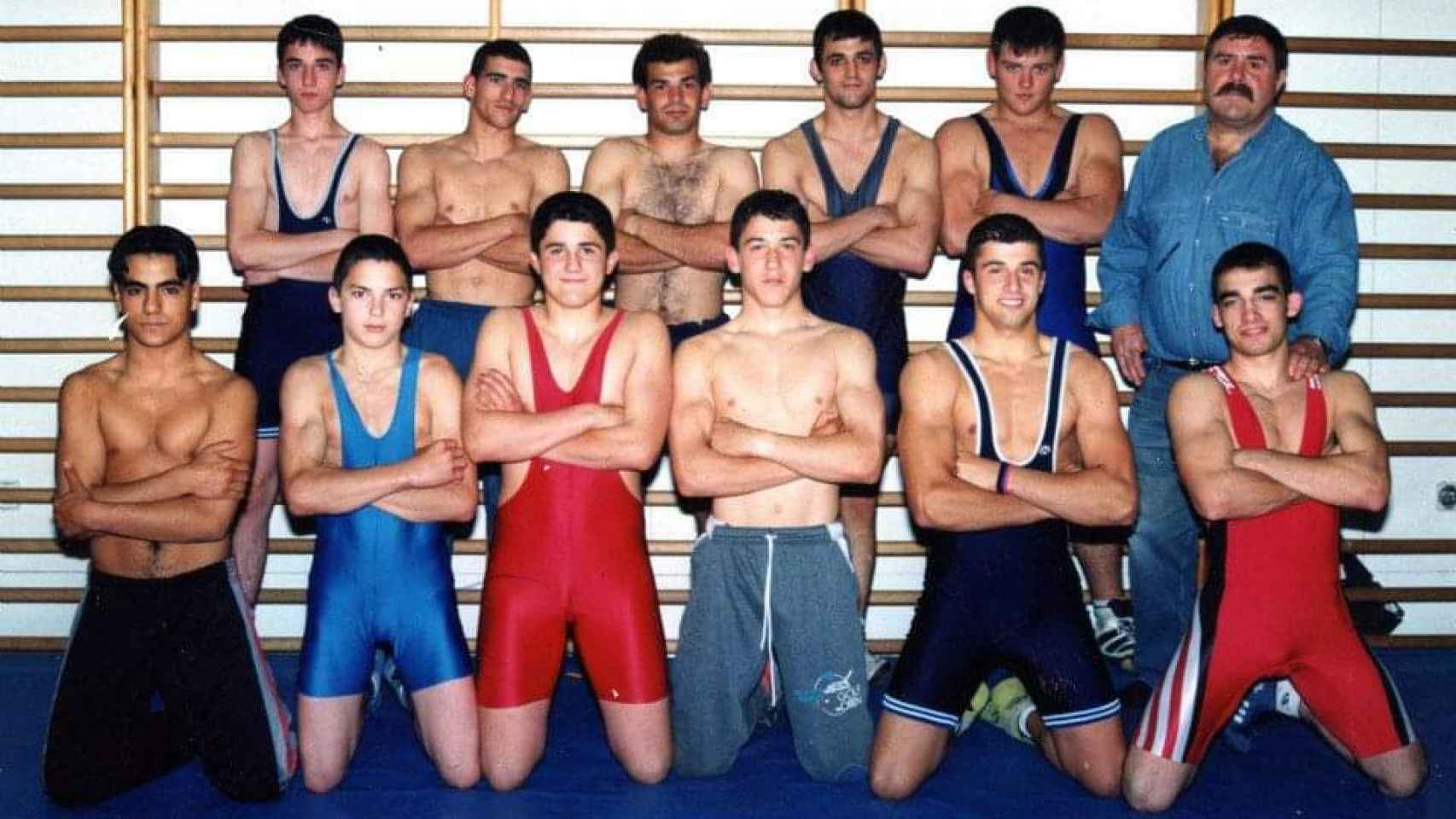 Edu (segundo por la izquierda de la fila superior) en sus tiempos de luchador