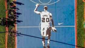 Cancha de baloncesto con una imagen de Manu Ginobili en Argentina. Foto: Twitter (@InfoManu)
