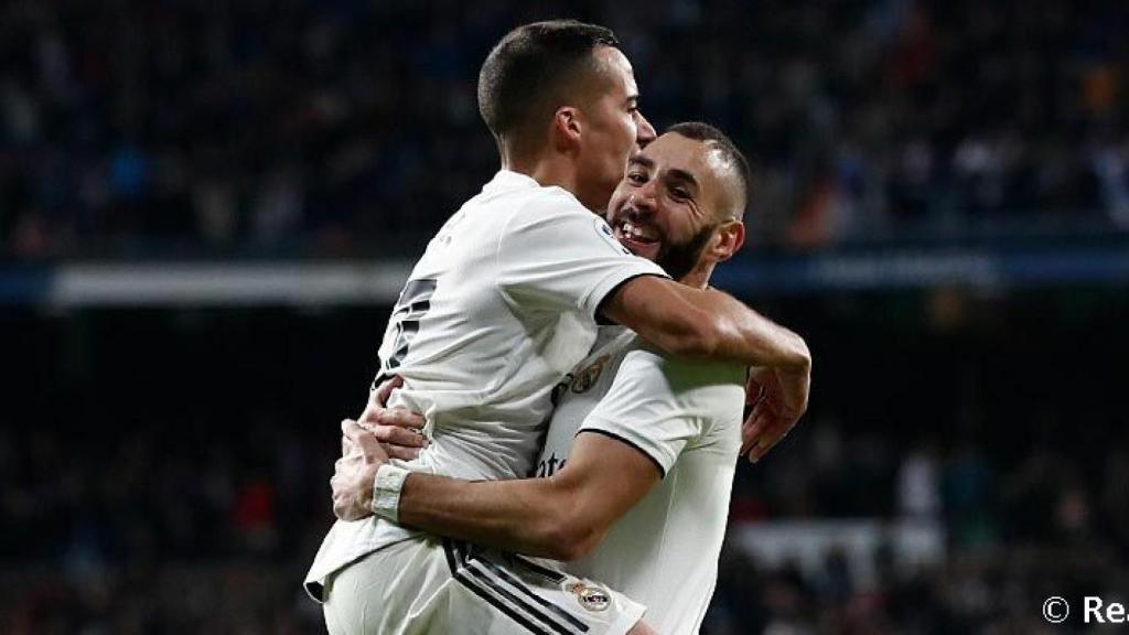 Benzema y Lucas Vázquez celebran un gol del Madrid