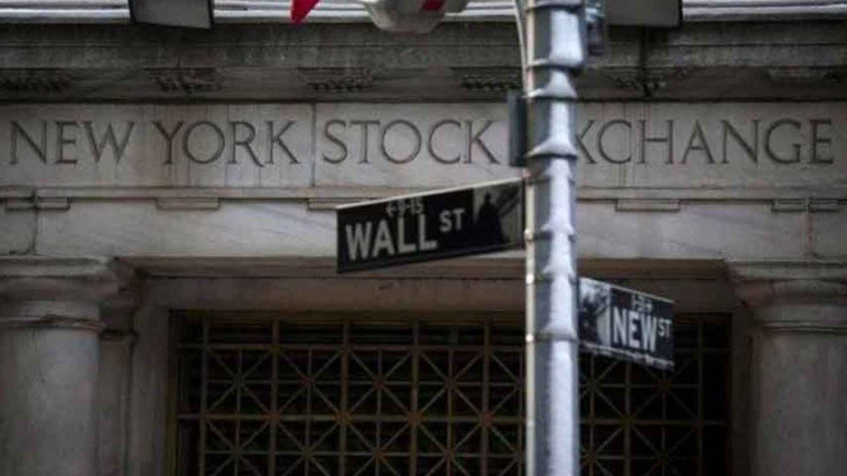 Rótulo indicador de Wall Street en Nueva York.