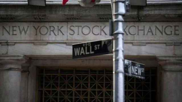 Rótulo de Wall Street ante la Bolsa de Nueva York.