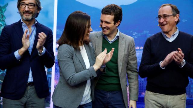 Pablo Casado (2d), Alfonso Alonso (d), Leticia Comerón (2i), e Iñaki Oyarzábal en Vitoria.