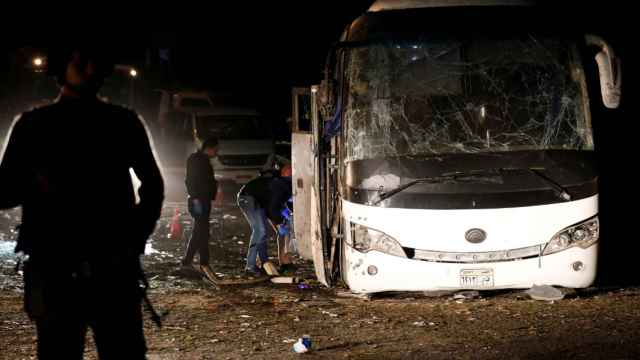 Oficiales de policía inspeccionan una escena de la explosión del autobús en Giza.