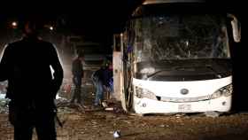 Oficiales de policía inspeccionan una escena de la explosión del autobús en Giza.