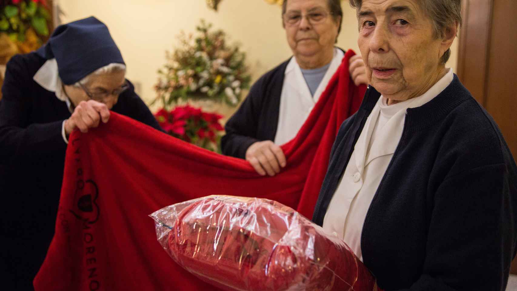 Las monjas enseñan las mantas que han recibido de Álvaro Moreno.