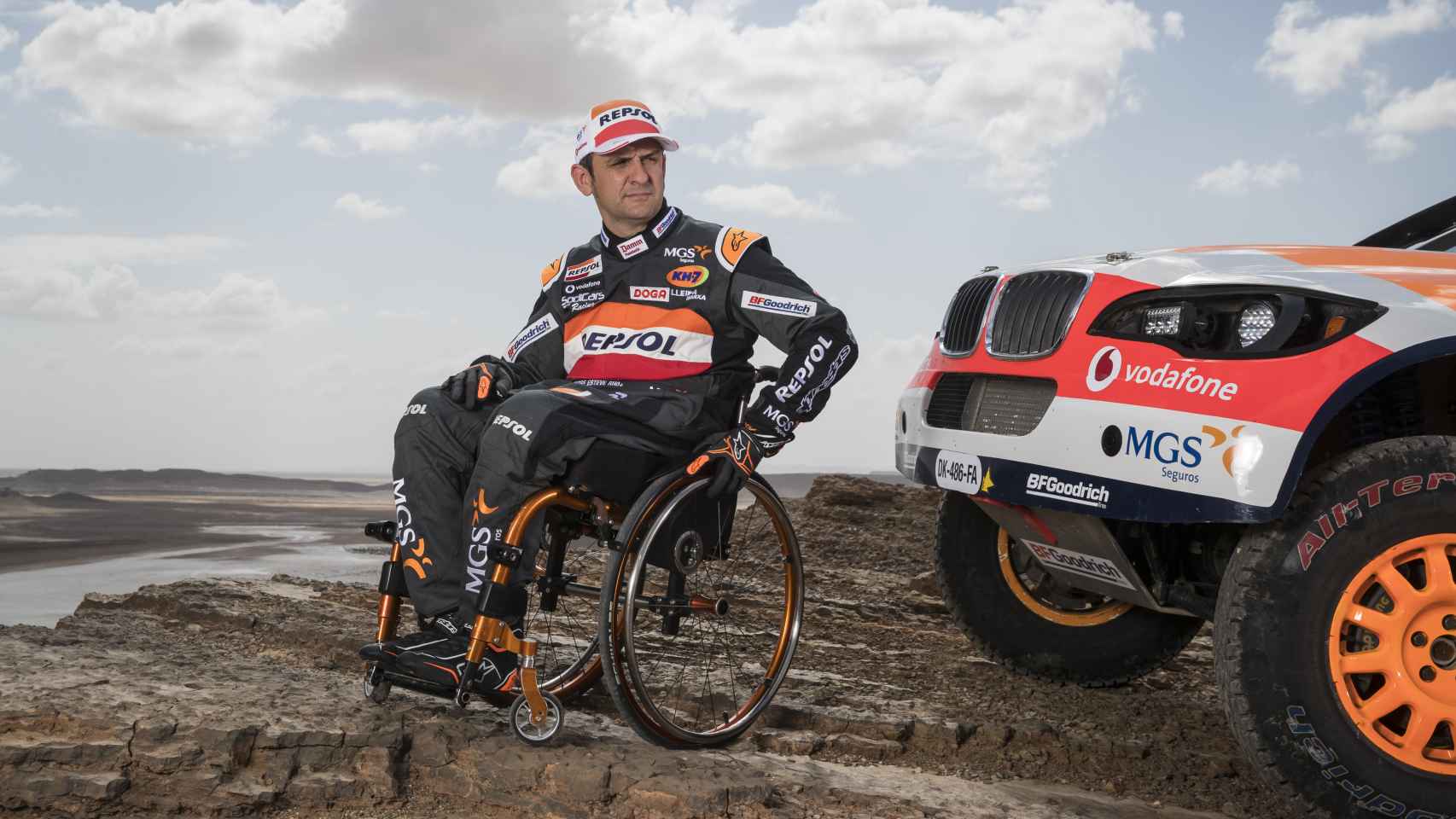 Isidre Esteve, junto al coche con el que competirá en la edición 2019 del Dakar.