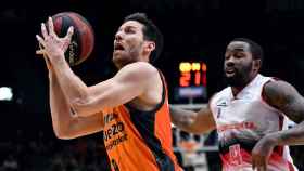 Sam Van Rossom supera a Bo McCalebb en el Valencia Basket - Tecnyconta Zaragoza