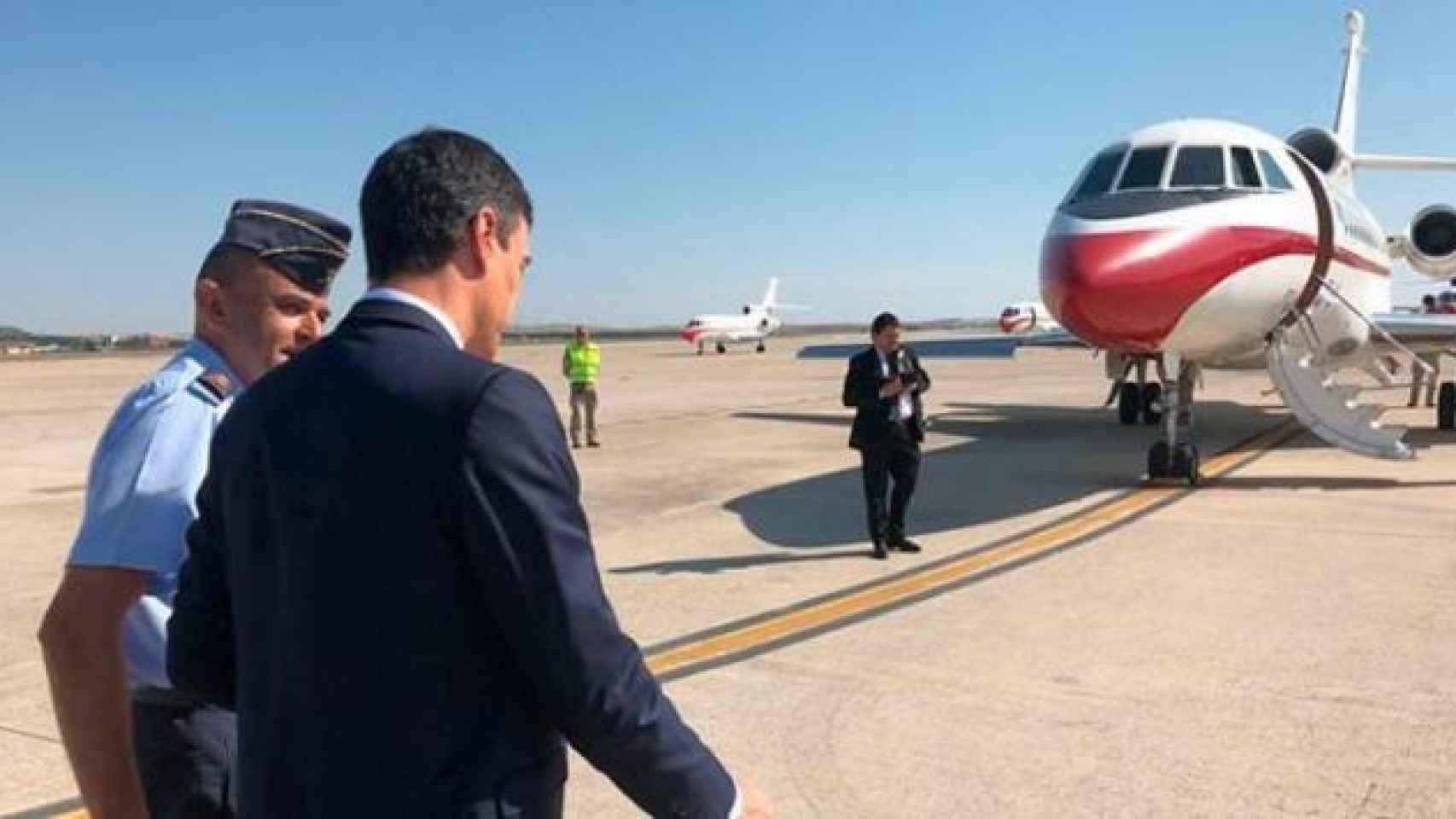 El presidente del Gobierno, Pedro Sánchez, de camino a embarcar en su avión oficial.