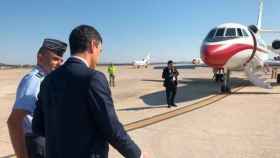 El presidente del Gobierno, Pedro Sánchez, de camino a embarcar en su avión oficial.