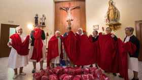 Las monjas posan con las mantas que les ha regalado el empresario sevillano Álvaro Moreno.