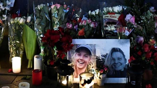 Varias personas encienden velas durante una vigilia en honor a las dos turistas escandinavas asesinadas en Marruecos.