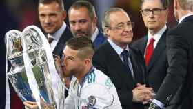 Sergio Ramos levantando el trofeo de la Champions League en Kiev.