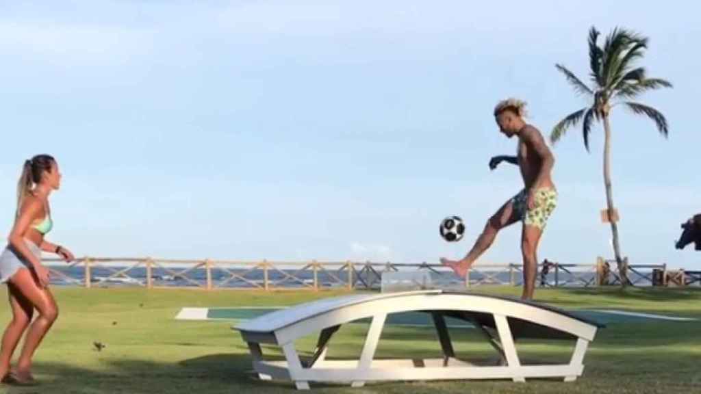 Neymar jugando al fútbol mesa junto a Natalia Guitler.
