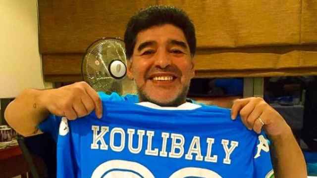 Maradona posa con la camiseta de Koulibaly. Foto: Instagram (@maradona)