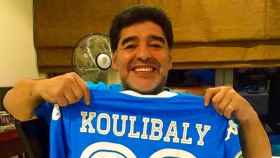 Maradona posa con la camiseta de Koulibaly. Foto: Instagram (@maradona)