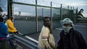 Emigrantes que esperan cruzar el túnel del Canal de la Mancha