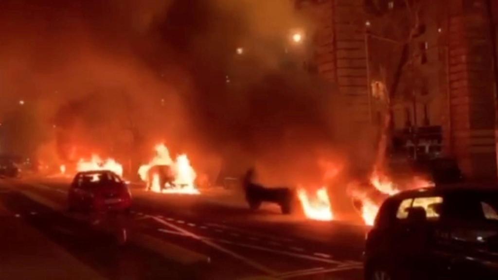 Coches en llamas enfrente del diario Le Parisien.