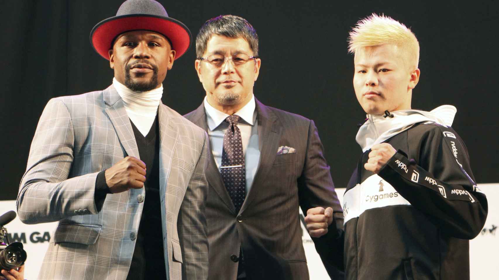 Undefeated boxer Floyd Mayweather Jr. of the U.S. poses with Japanese kickboxer Tenshin Nasukawa ahead of their RIZIN 14 exhibition bout, in Saitama