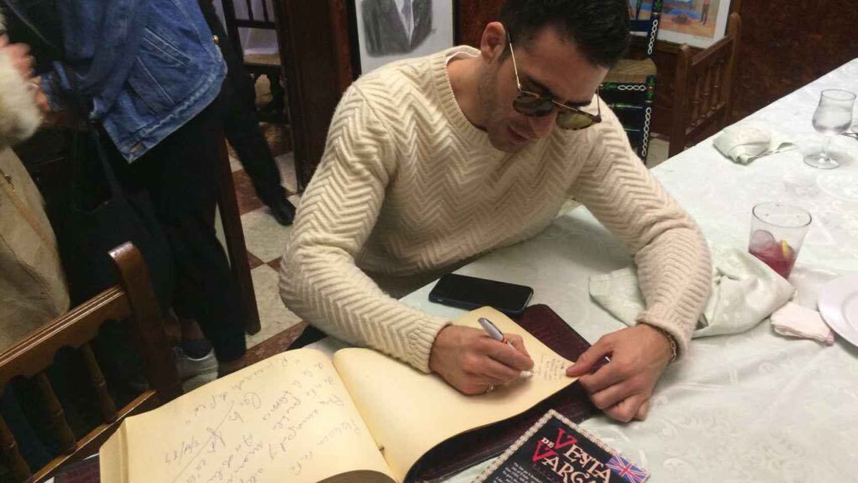 Miguel Ángel Silvestre firmando el libro de visitas de la Venta de Vargas.
