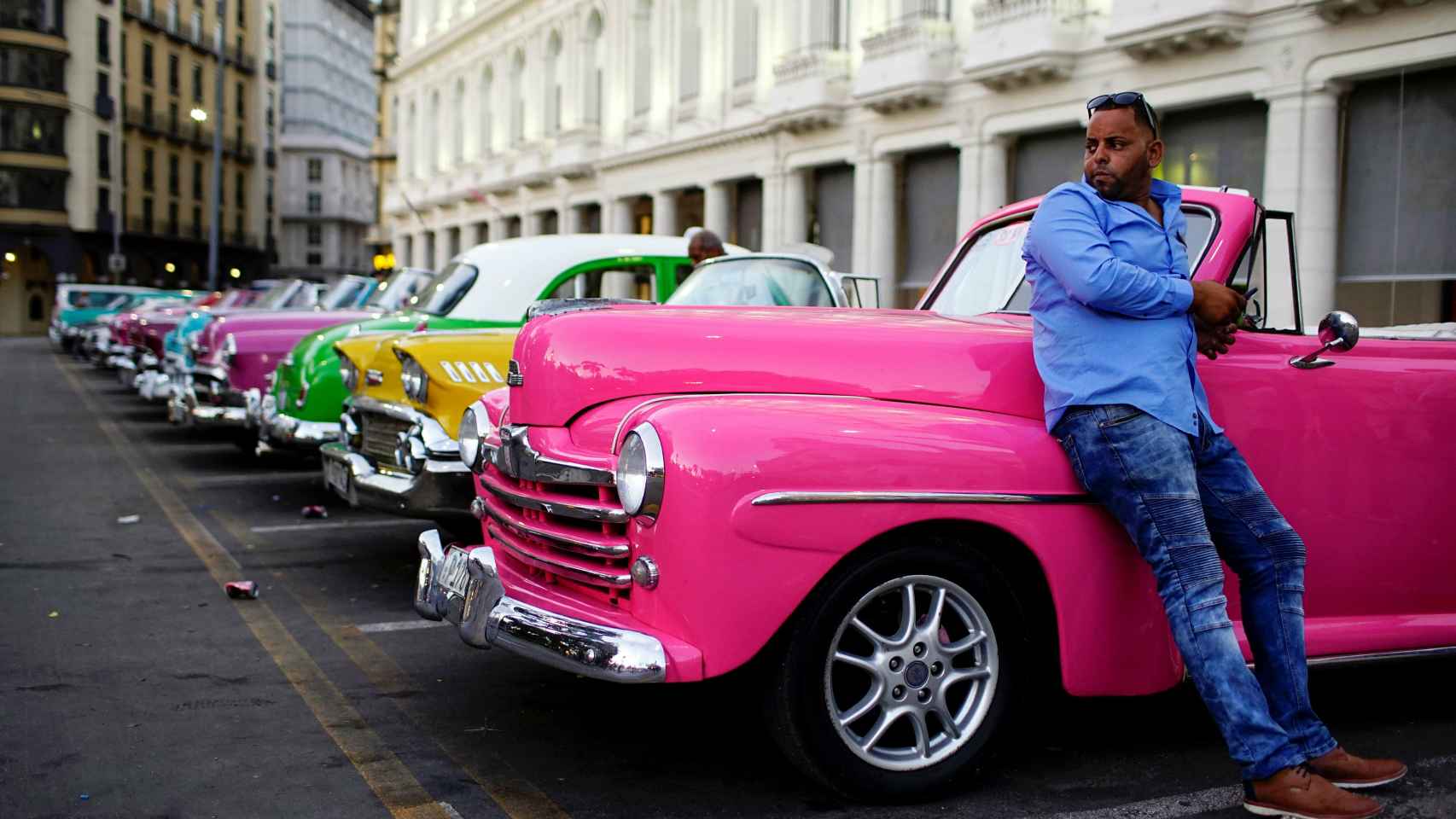 Taxis en una calle de La Habana