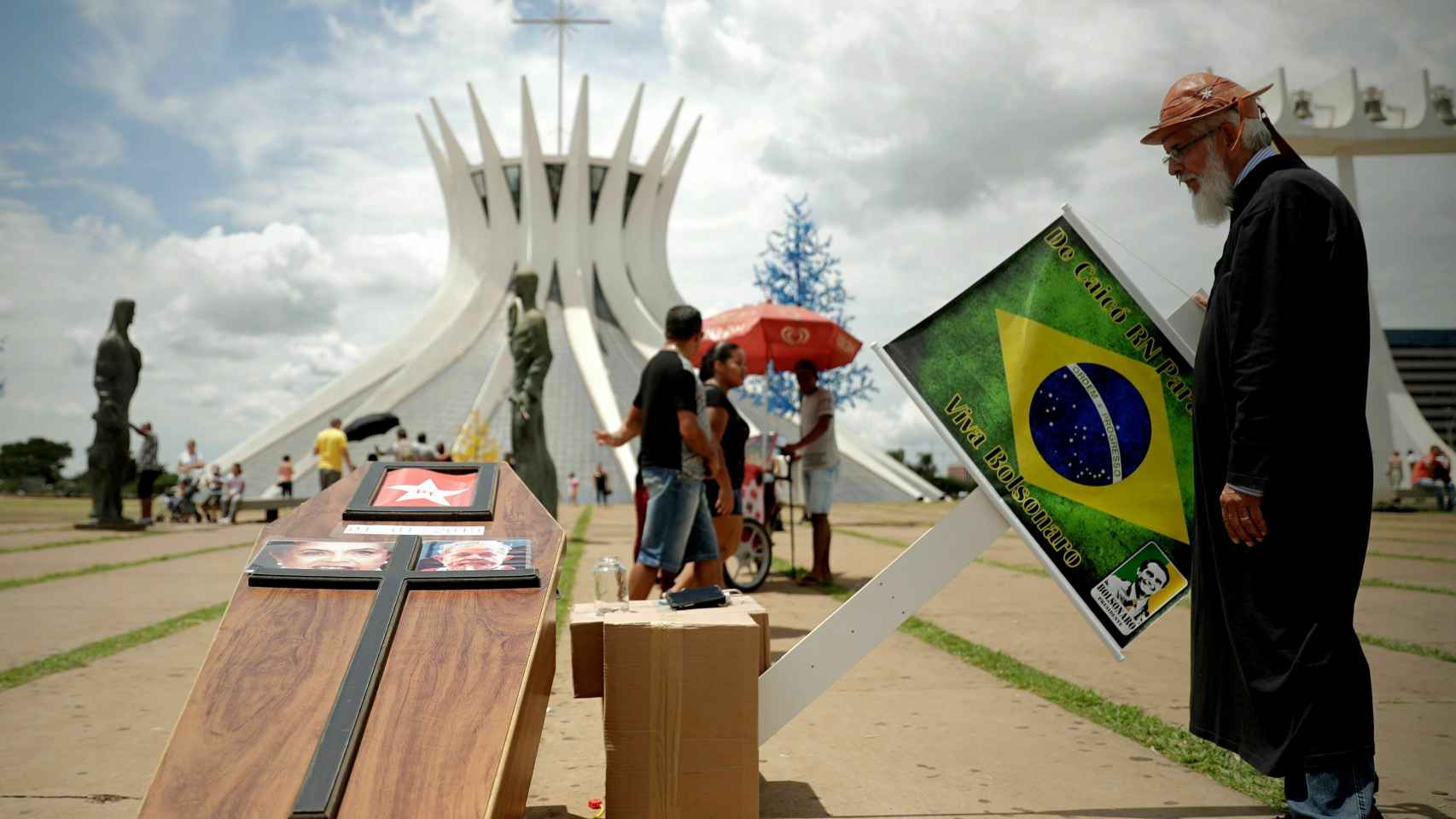 Un ataúd con las fotos de Dilma y Lula en la Explanada de los Ministerios.