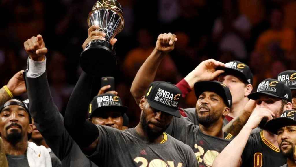 LeBron James levanta el premio de MVP de las Finales en 2016.