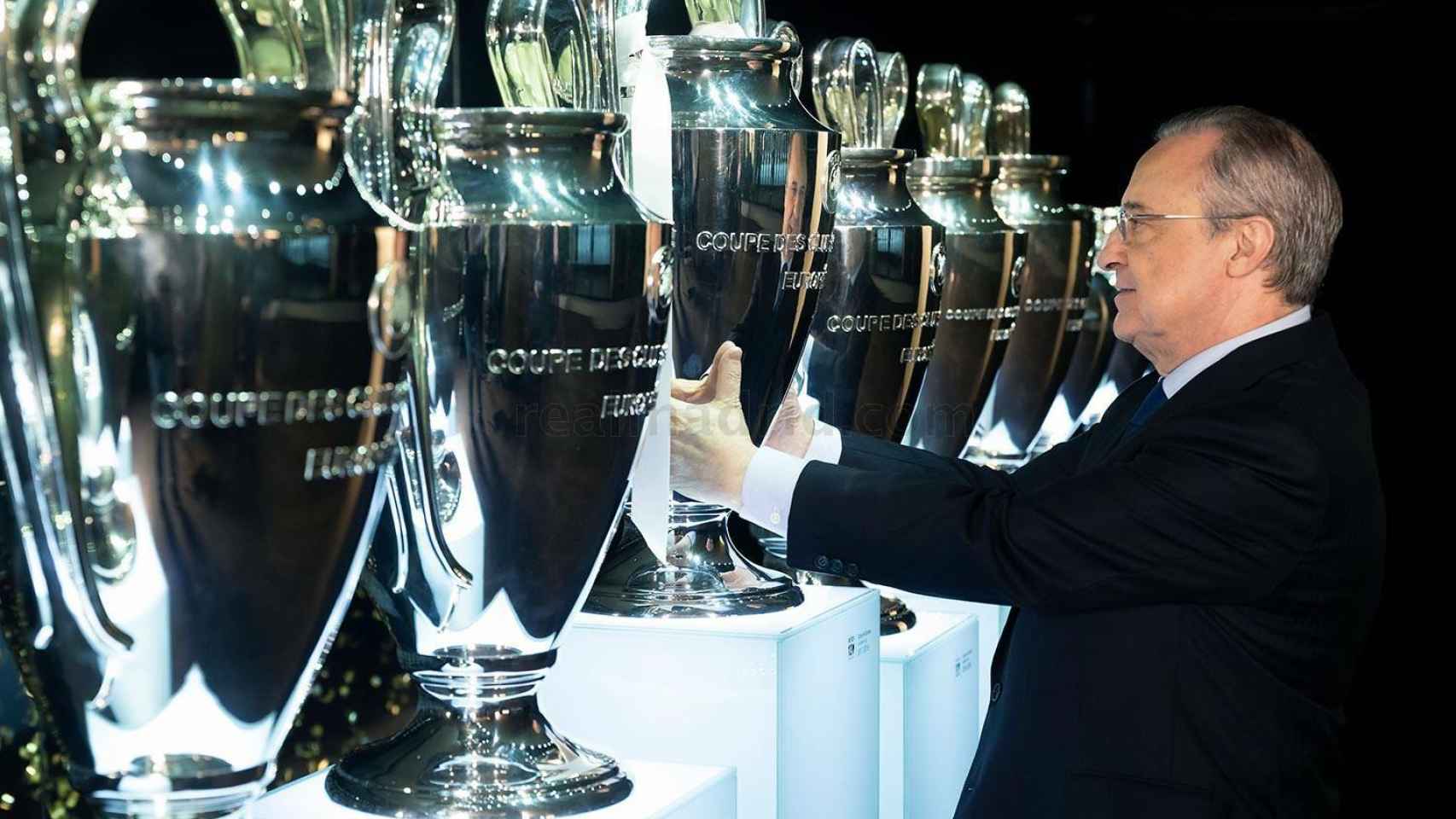 Florentino Pérez coloca La Decimotercera en la sala de trofeos del Santiago Bernabéu