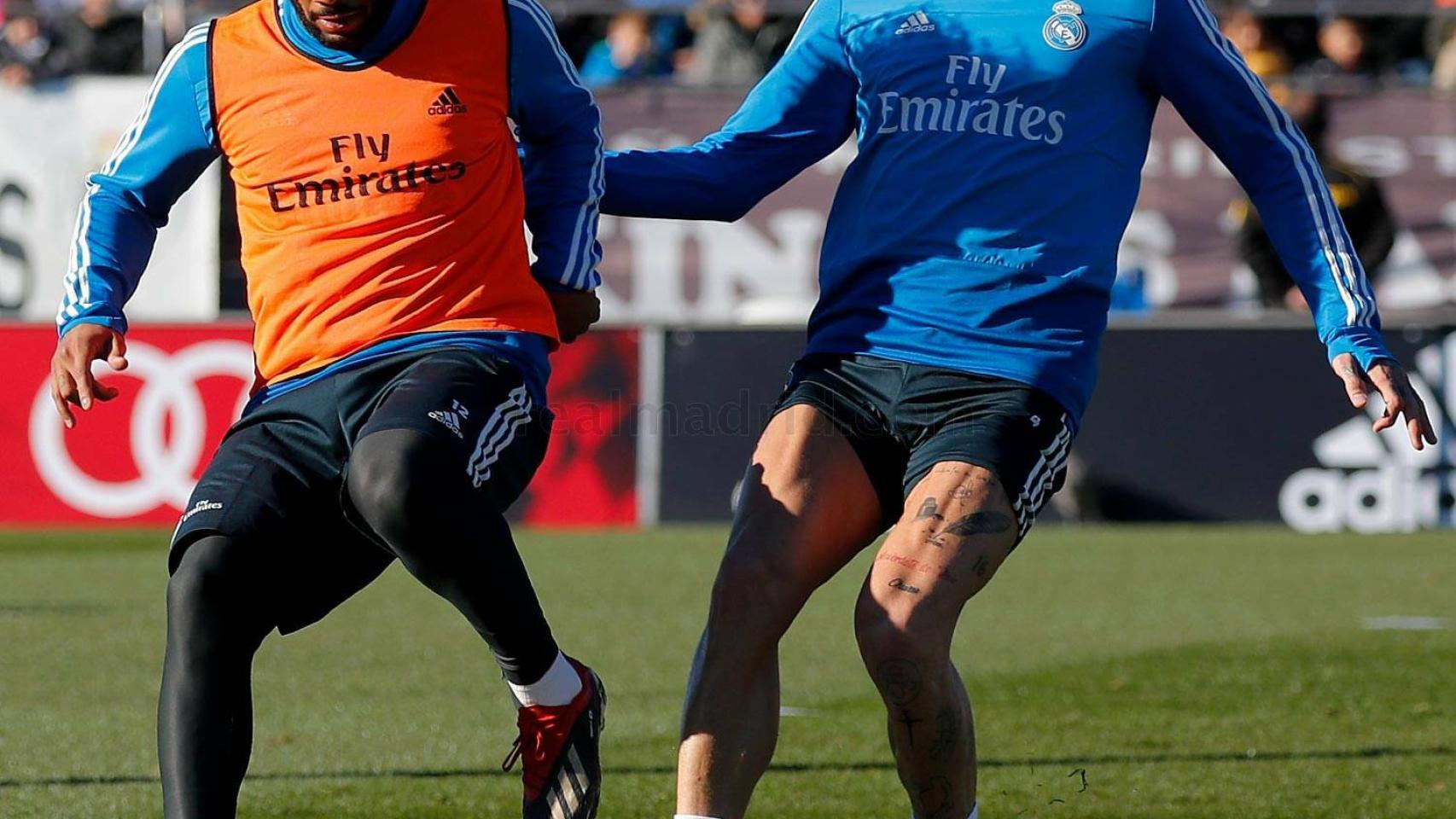Marcelo y Ramos luchan por un balón durante el entrenamiento