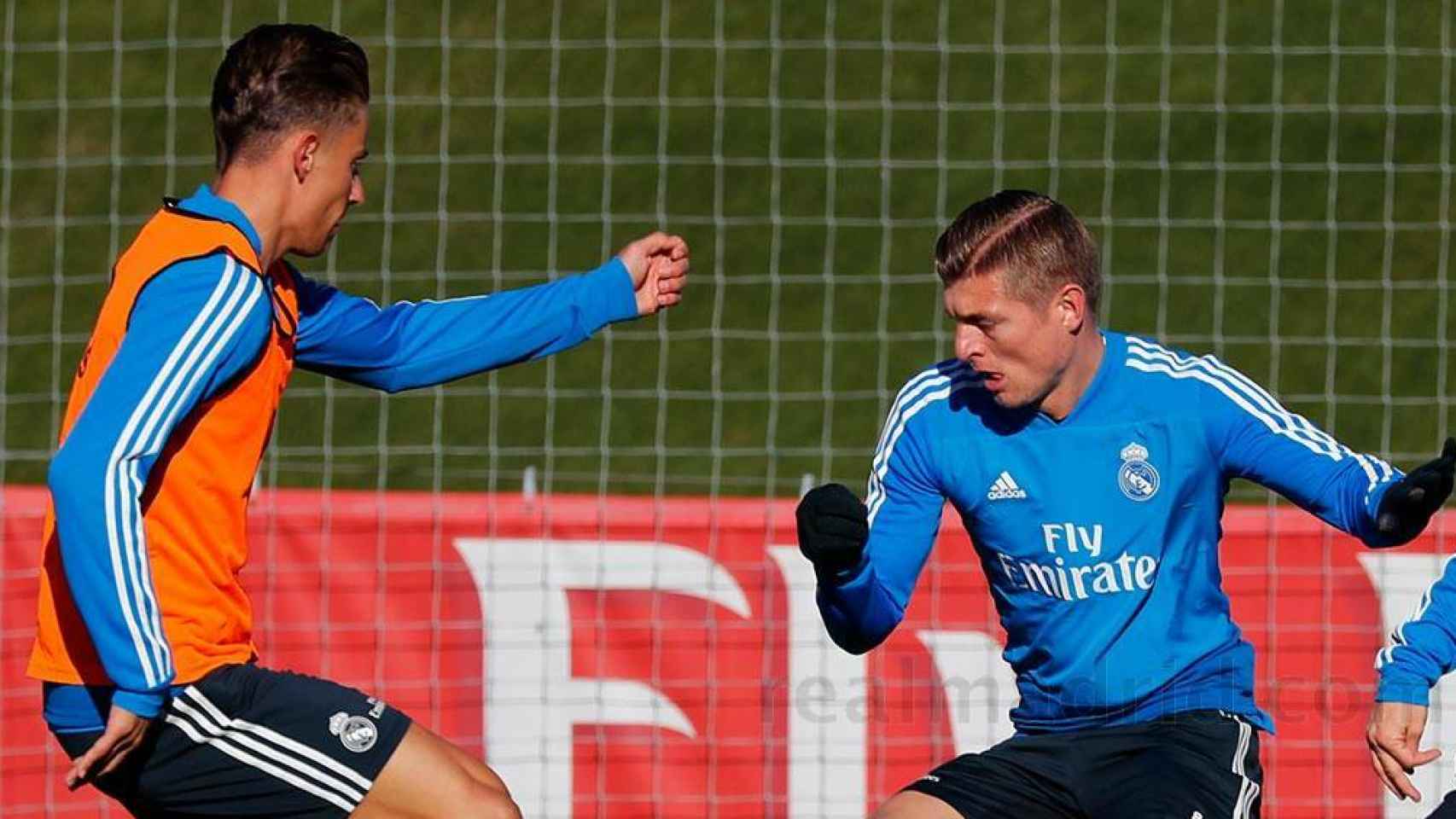 Kroos trata de superar la oposición de Modric y Marcos Llorente