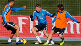 Kroos trata de superar la oposición de Modric y Marcos Llorente