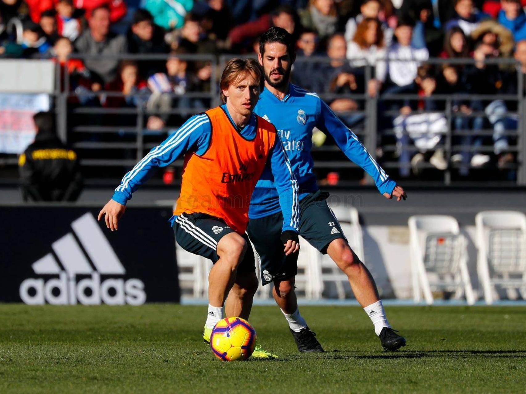 Soccer Mania - ✓Llego para los más pequeños aficionados del #RealMadrid con  un diseño que rinde homenaje al famoso kilómetro cero de la Puerta del Sol  de Madrid. 👉Un tejido suave y