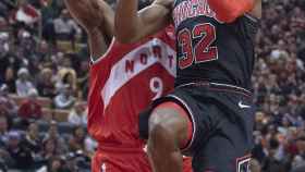 Serge Ibaka intenta taponar a Kris Dunn en el partido entre Toronto Raptors y Chicago Bulls