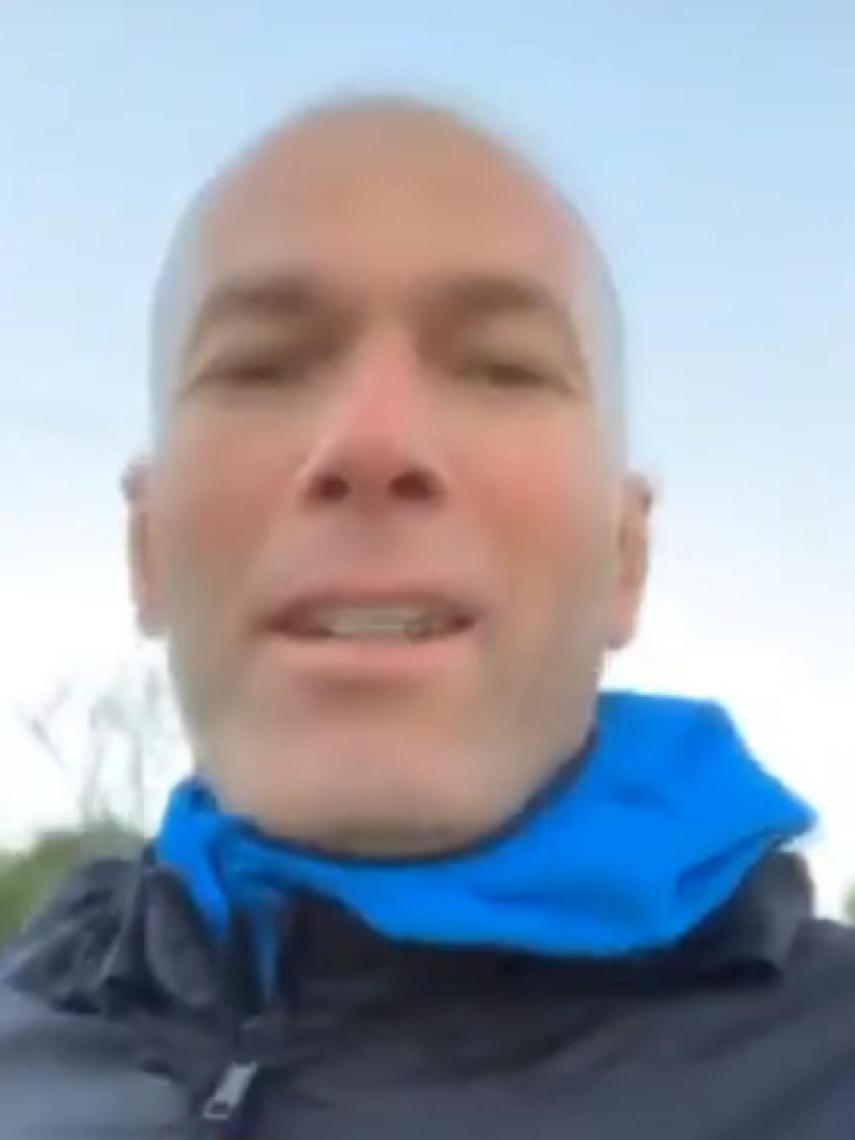 Zidane corriendo mientras felicita el año