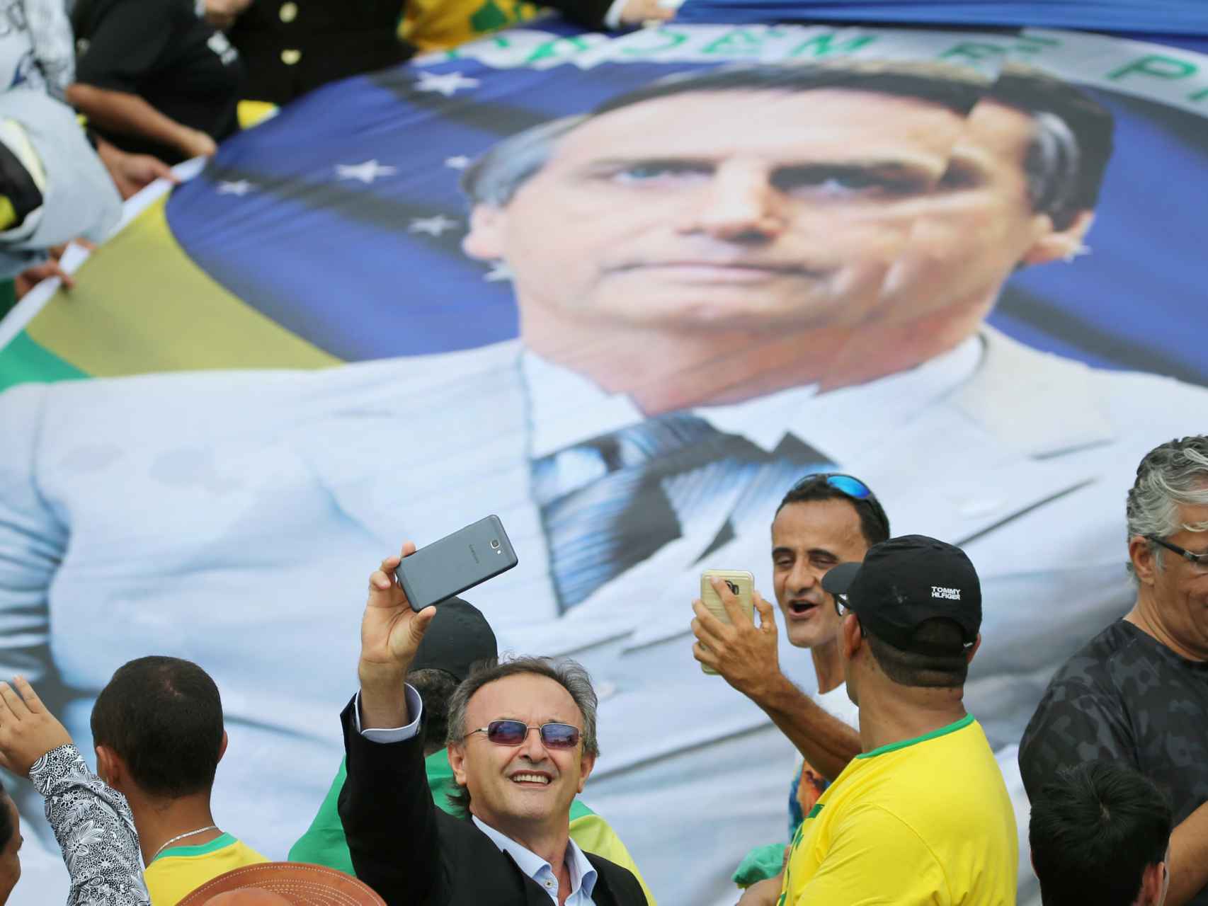 Simpatizantes de Bolsonaro haciéndose selfies este martes.