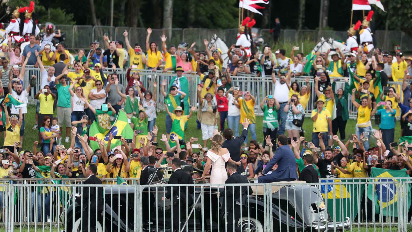 Bolsonaro saluda desde su coche a los miles de brasileños que le acompañaron en su toma de posesión.