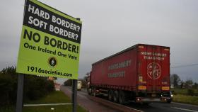 Carteles en contra de la frontera entre Irlanda e Irlanda del Norte.