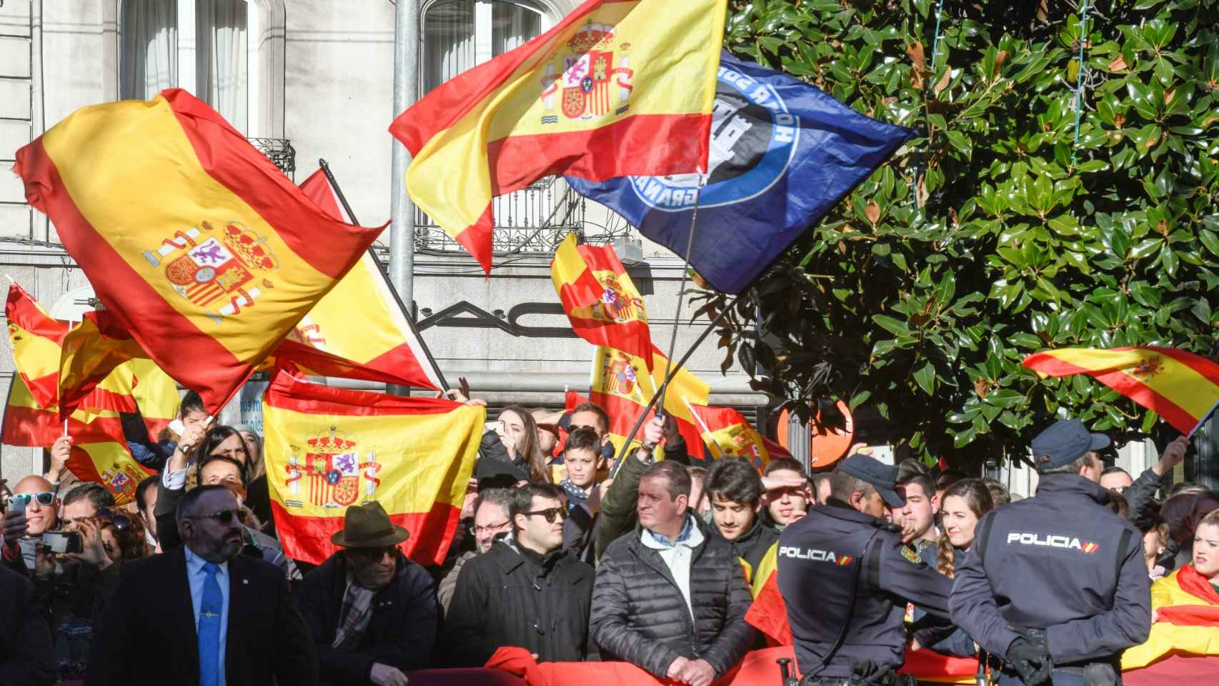 Banderas de España en la conmemoración de la Toma de Granada.