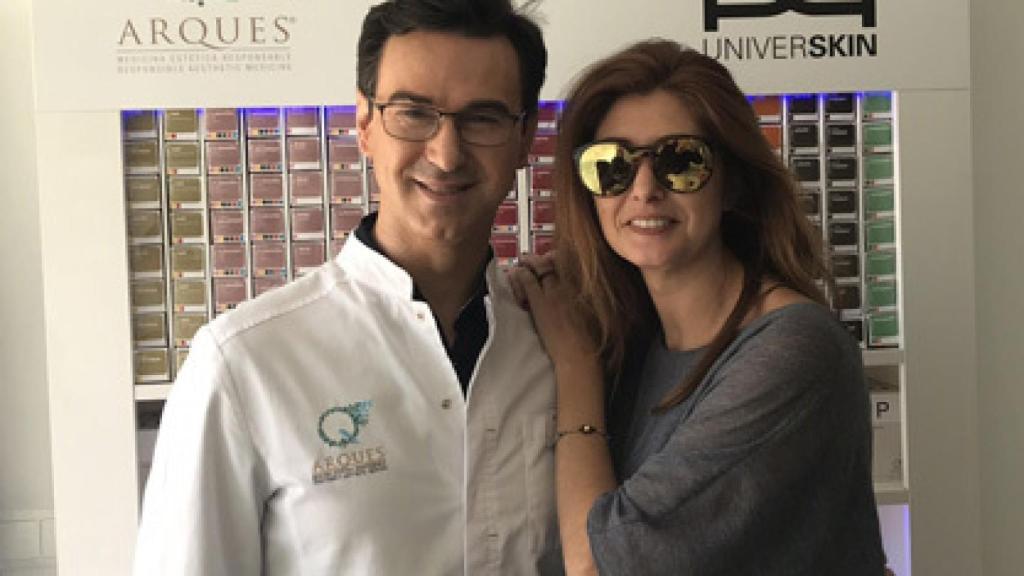 El doctor Arques junto a la presentadora de televisión Patricia Betancourt.