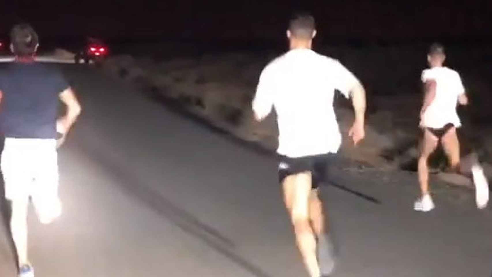 Cristiano Ronaldo corriendo de noche en medio de la carretera