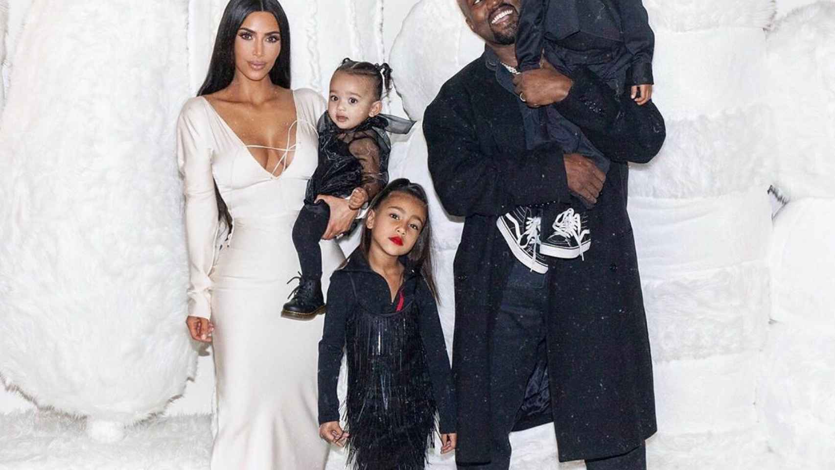 Kim Kardashian y Kanye West junto a su familia.