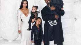 Kim Kardashian y Kanye West junto a su familia.
