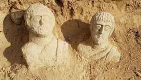 Los dos bustos funerarios pertenecen al romano tardío.