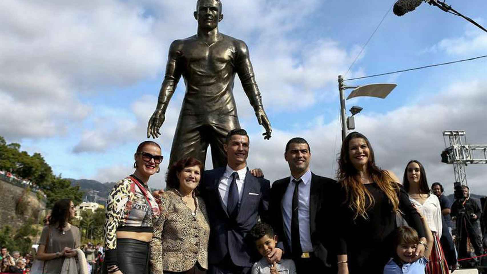 Cristiano Ronaldo y su familia posan frente a la estatua en honor al portugués en Madeira