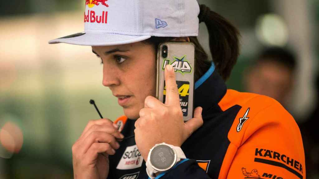 La piloto española de motos Laia Sanz parte hacia la salida del Rally Dakar 2019
